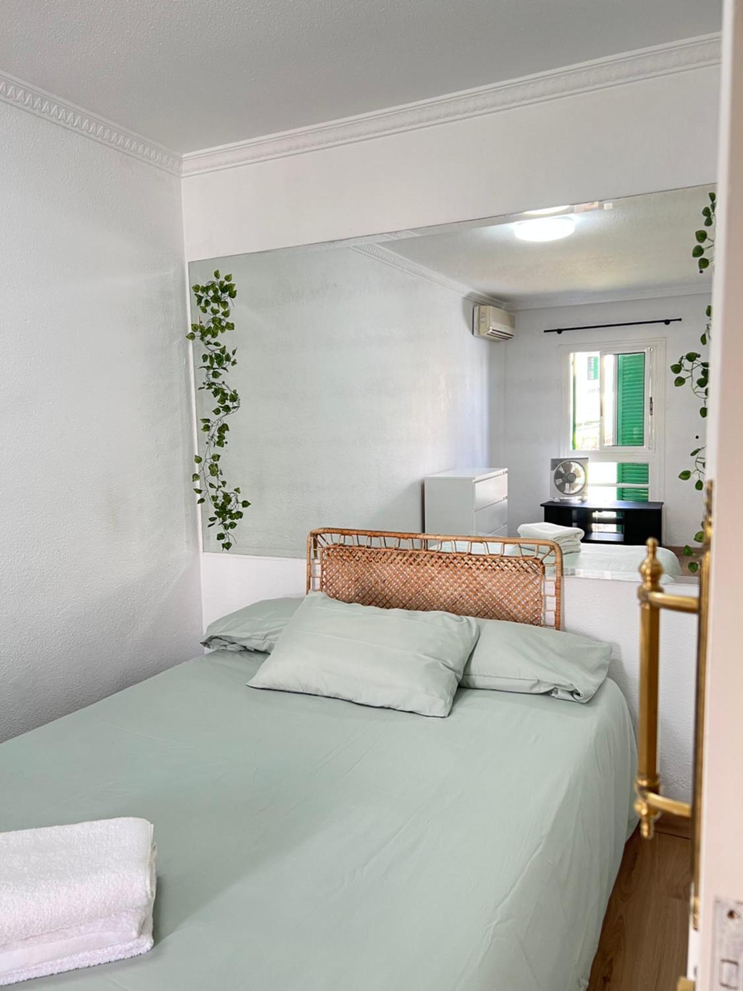 New Modern & Centrally-Located Apartment Арона Екстер'єр фото